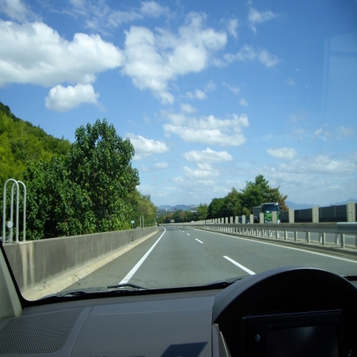 高速道路の車内